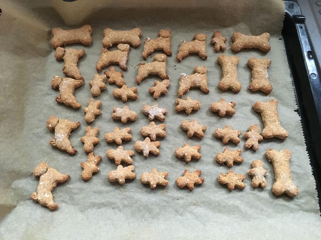 Fertig gebackene Hundeplätzchen